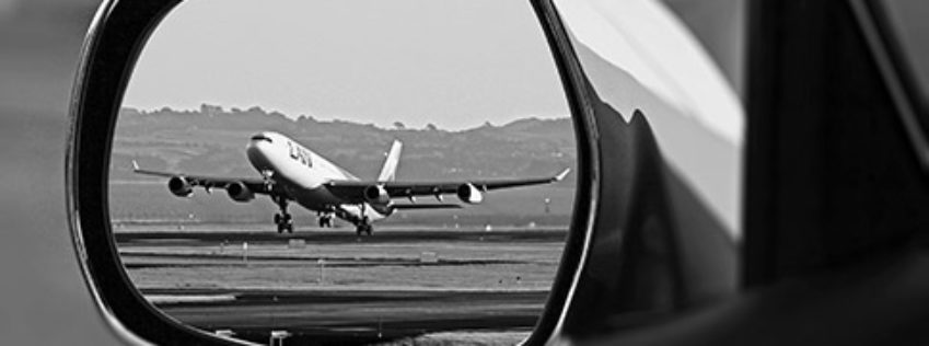 Aereo visto da uno specchietto per transfer in aeroporto